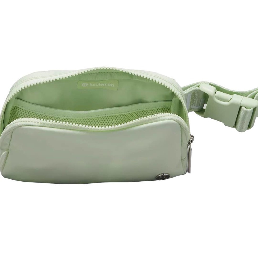 *NWT* Lululemon Everywhere Belt Bag 1L in Kohlrabi Green/White - Picture 4 of 6